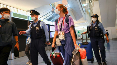 Krystsina Tsimanouskaya înconjurată de autorități pe aeroportul Haneda din Tokyo