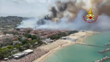 Imagini din dronă cu o plajă acoperită de fum de la un incendiu violent la o rezervație din apropiere