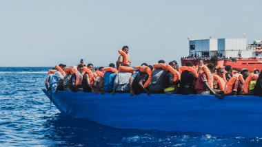 mai mulți migranți pe barca de salvare