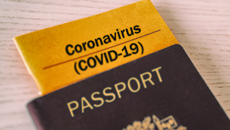 pasaport cu o hartie in el pe care scrie covid-19