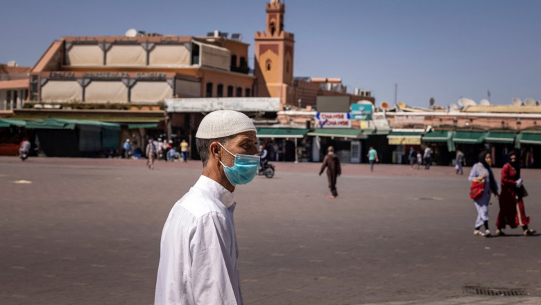 Bărbat cu mască de protecție în Marrakesh