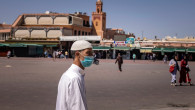 Bărbat cu mască de protecție în Marrakesh