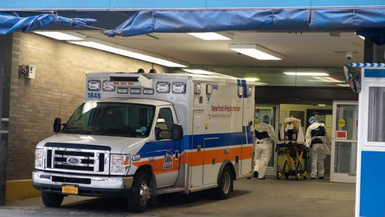 O ambulanță din New York aduce un pacient infectat cu noul coronavirus.