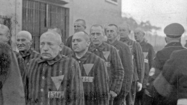 Prizonieri în lagărul de concentrare Sachsenhausen, 1938.