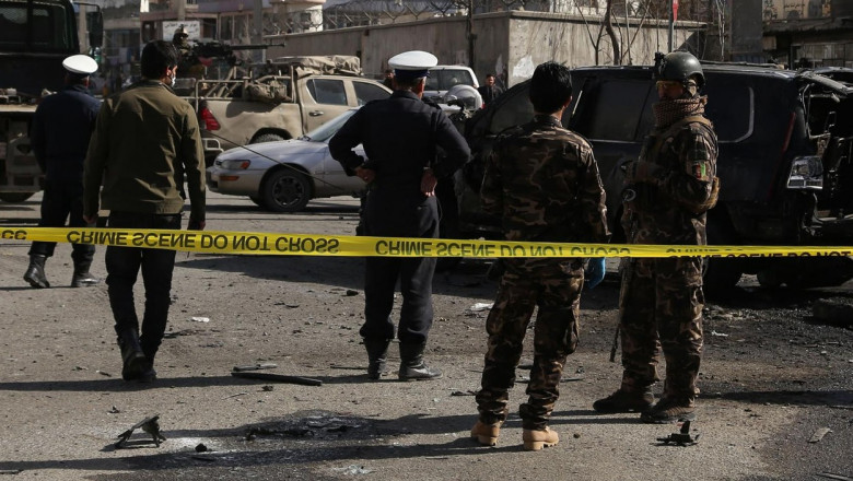 Polițiști și militari afgani pe stradă.