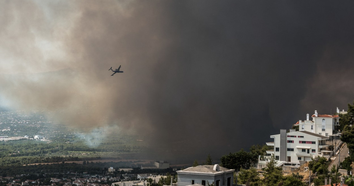 Η Αθήνα απειλείται από δασικές πυρκαγιές.  Στο νοσοκομείο μεταφέρθηκαν 6 κάτοικοι των προαστίων της ελληνικής πρωτεύουσας και ένας πυροσβέστης