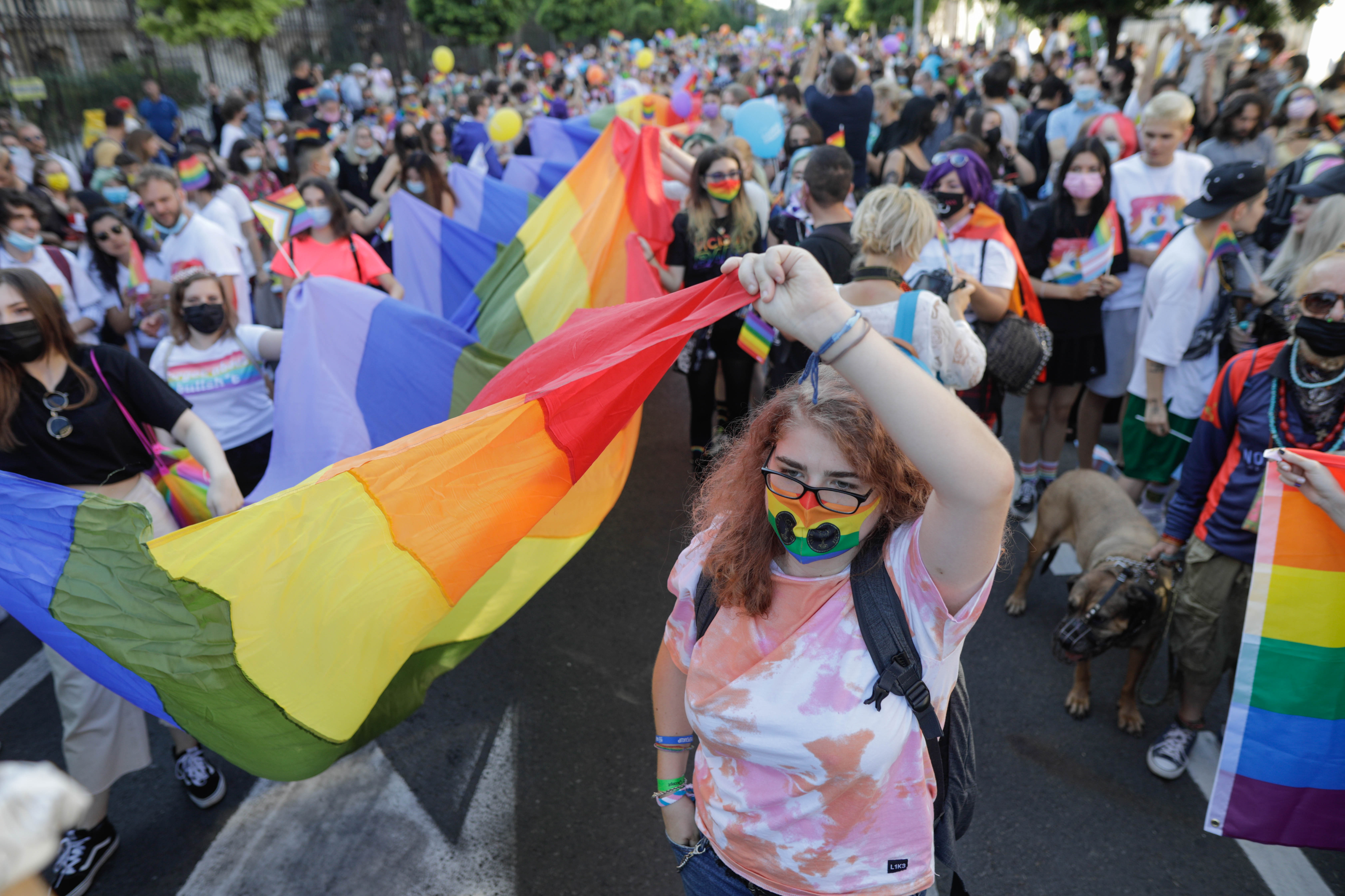 Marșul Bucharest Pride: 15.000 De Oameni Au Defilat Cu Bannere Prin Care Au  Cerut Egalitate în Drepturi Pentru Persoanele LGBT