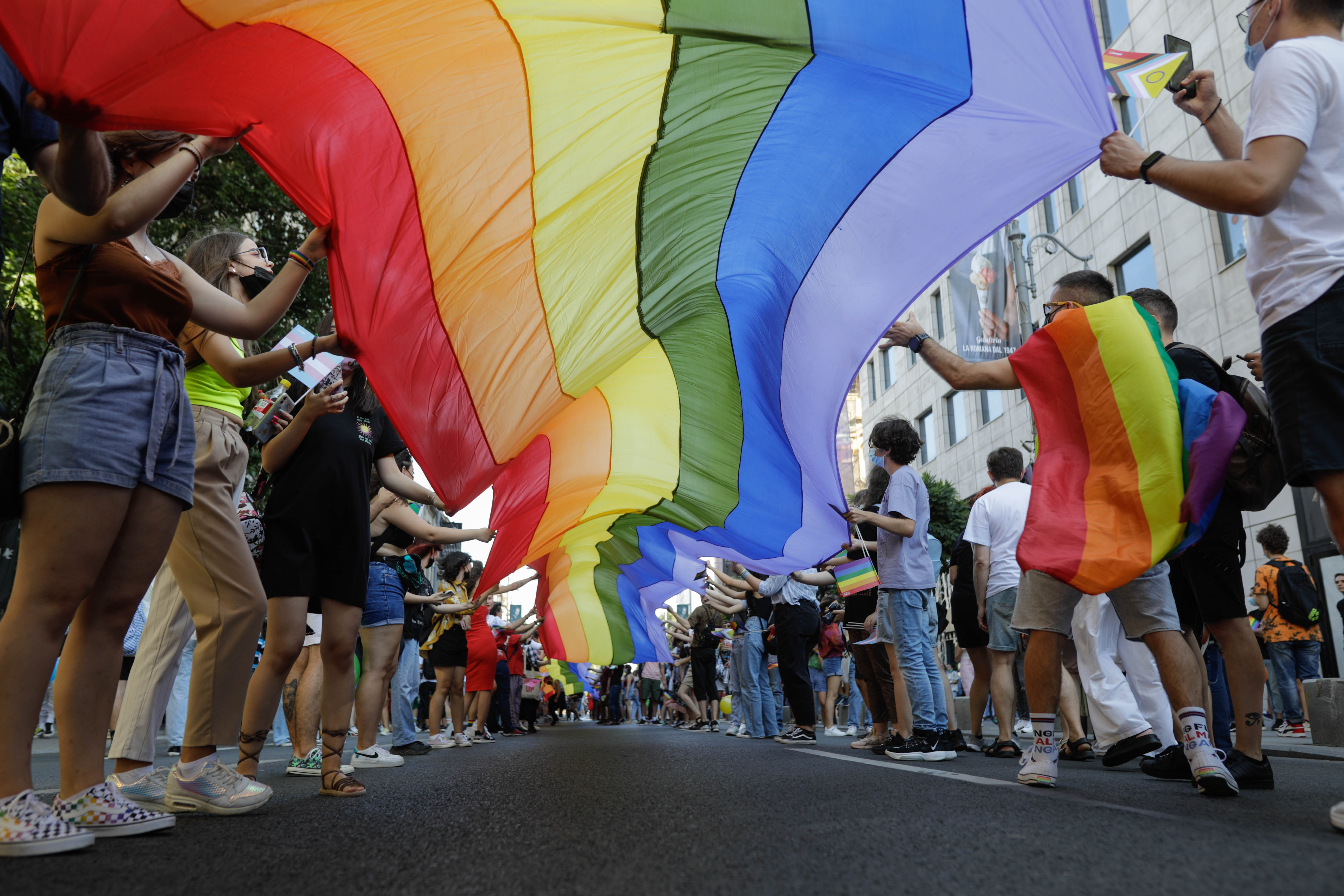 Marșul Bucharest Pride: 15.000 De Oameni Au Defilat Cu Bannere Prin Care Au  Cerut Egalitate în Drepturi Pentru Persoanele LGBT