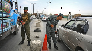 politisti afgani facand verificari la masini la un punct de control la intrare in kabul