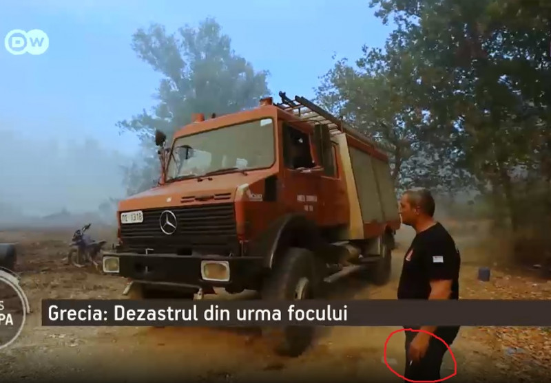 pompier cu tigara in mana la stingerea incendiilor din grecia