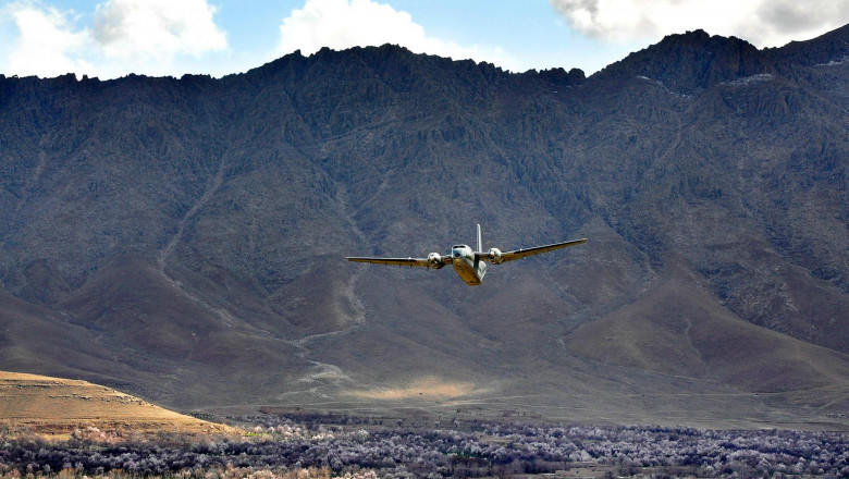 avion militar afgan in aer