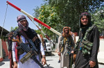 Talibani înarmați pe străzile din Kabul după căderea orașului