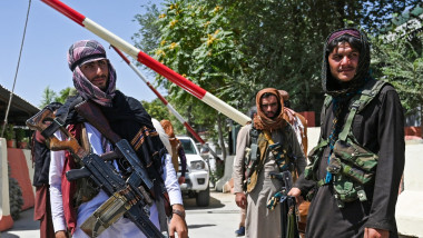 Talibani înarmați pe străzile din Kabul după căderea orașului