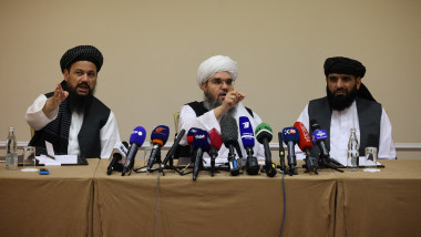 Negociatorii talibani Abdul Latif Mansoor (stânga), Shahabuddin Delawar (centru) și Suhail Shaheen (dreapta) participă la o conferință de presă la Moscova pe 9 iulie 2021, la momentul în care talibanii controlau aproximativ două treimi din teritoriul afgan.