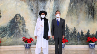 Imaginea oficială după întâlnirea desfășurată pe 28 iulie 2021 în nordul Chinei la Tianjin între Wang Yi, consilierul de stat chinez și ministrul de Externe și mullahul Abdul Ghani Baradar, șeful politic al talibanilor din Afganistan și probabil viitorul președinte al Emiratului Islamic al Afganistanului.