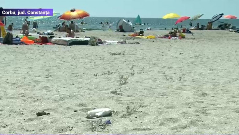 Plaja de la Corbu s-a umplut de gunoaie