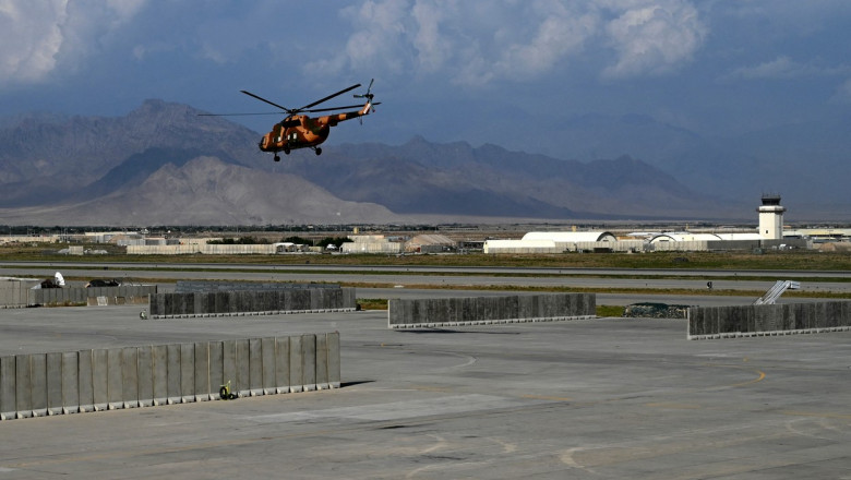 Elicopter afgan în zbor.