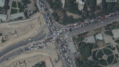 intersectie sufocata de masini in preajma aeroportului din kabul