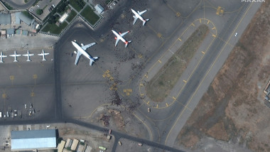 mii de oameni au pătruns pe pista aeroportului din kabul si incearca sa ajunga la avioane