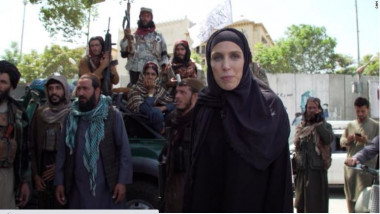 Clarissa Ward, jurnalist CNN, a fost obligată de pe o zi pe alta să îmbrace în haine musulmane în Kabul