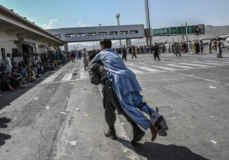 profimedia-afgani pe aeroport