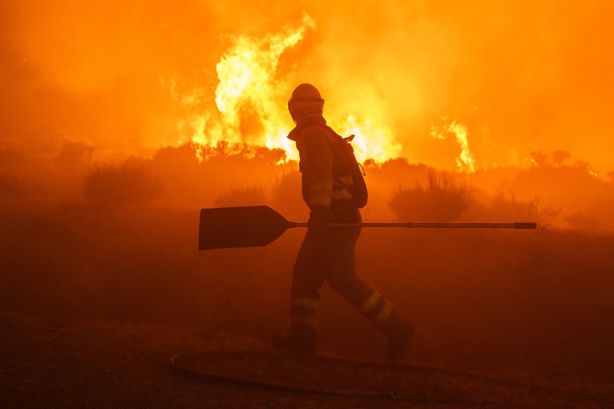Incendiu puternic de vegetație în centrul Spaniei. Peste 500 de hectare de pădure pârjolite și sute de localnici evacuați