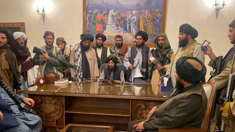 Talibanii intră și ocupă palatul prezidențial afgan din Kabul după ce președintele Ghani pleacă din Afganistan