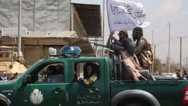 Luptatorii talibani surprinși într-un vehicul care circula pe străzile Kabul în data de 16 august