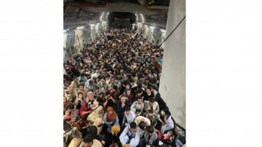 Aproape 650 de afgani evacuați din Kabul cu un singur transport