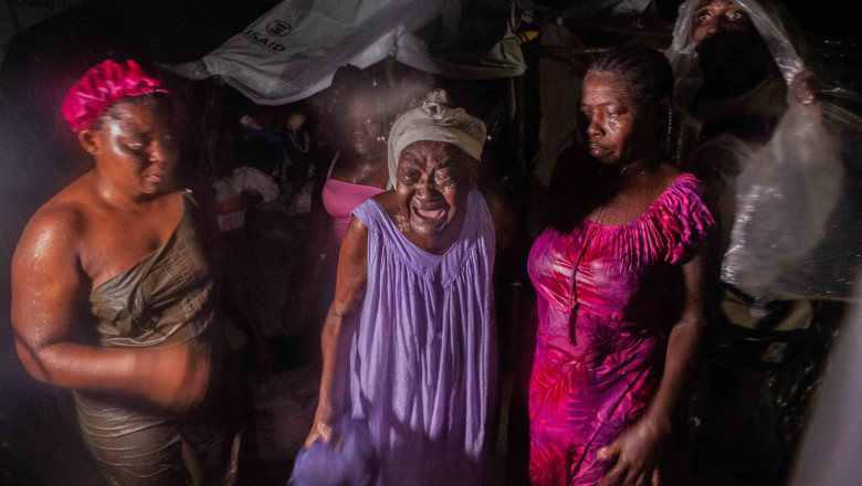 femei sinistrate din haiti într-o tabără după cutremurul devastator
