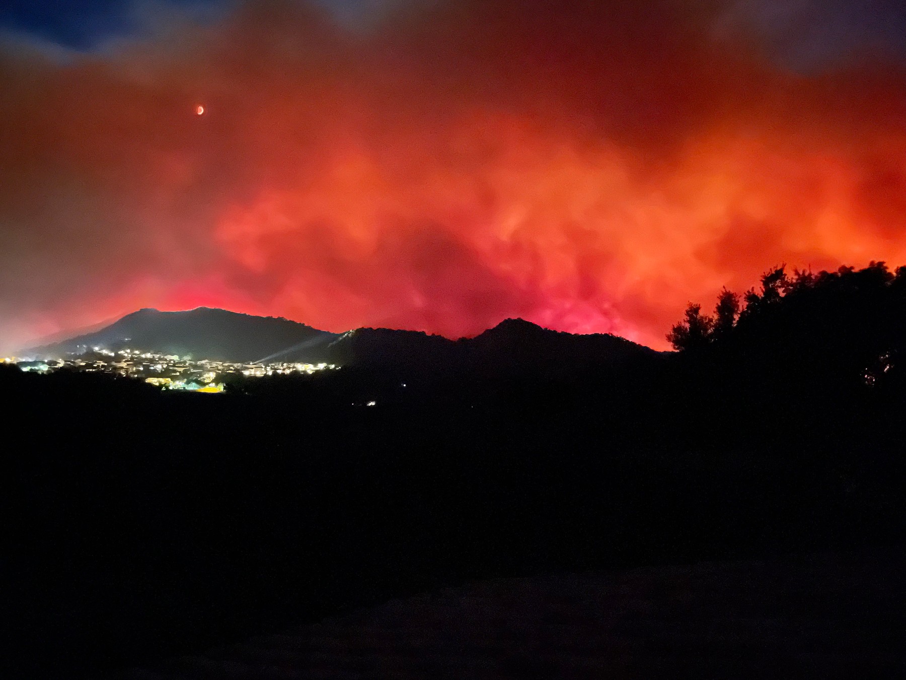 Huge wildfires are ravaging South of France, around the chic tourist resort of Saint-Tropez forcing thousands people to leave their homes