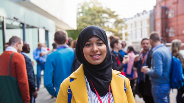Studentă musulmană ân Marea Britanie, care poartă Hijab