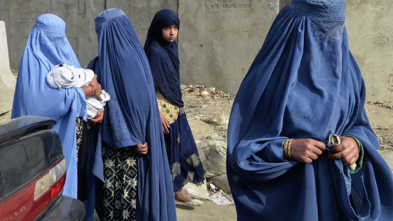 Femei afgane acoperite cu veșminte islamice
