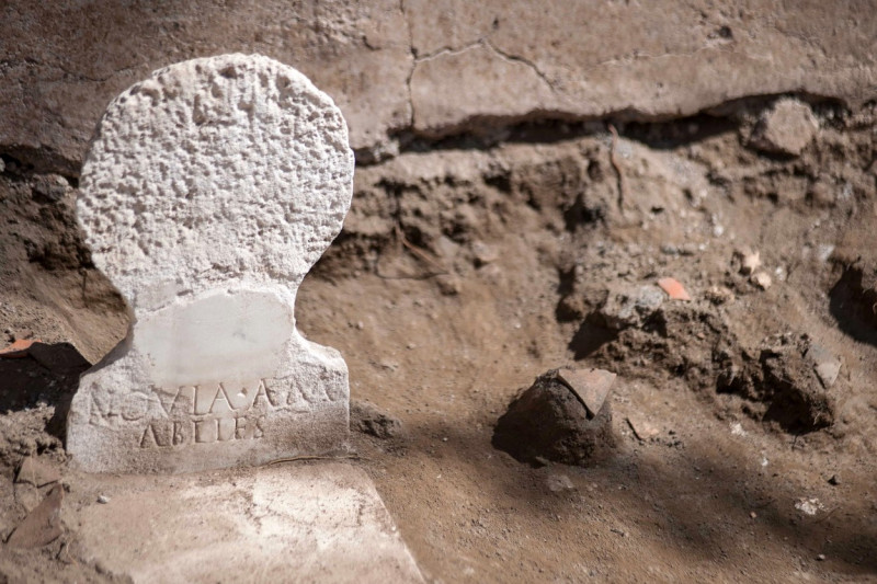 Unique tomb with skeleton discovered in Pompeii - Italy