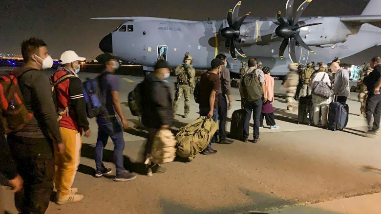 afgani si straini se prgatesc sa urce in avion la kabul
