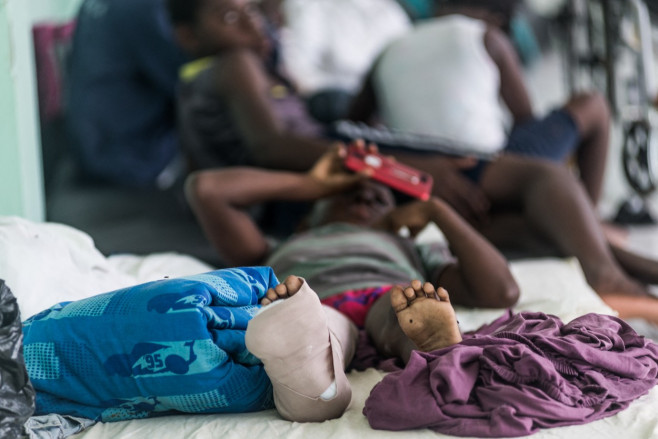 copil rănit în cutremurul dezastrul din Haiti