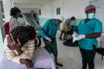 Oameni răniți tratați de medici în Haiti
