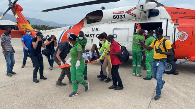 Victimă adusă cu elicopterul după cutremurul din Haiti