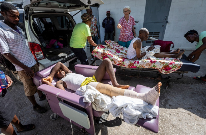 Oameni răniți pe paturi de spital sub cerul liber în Haiti după cutremur