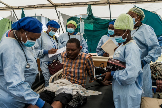Bărbat rănit într-un cort improvizat după dezastrul din Haiti