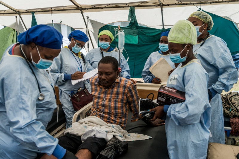 Bărbat rănit într-un cort improvizat după dezastrul din Haiti