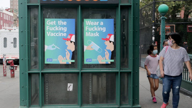 Postere contrafăcute CDC care îi îndeamnă pe americani să se vaccineze și să poarte masca de protecție în New York.