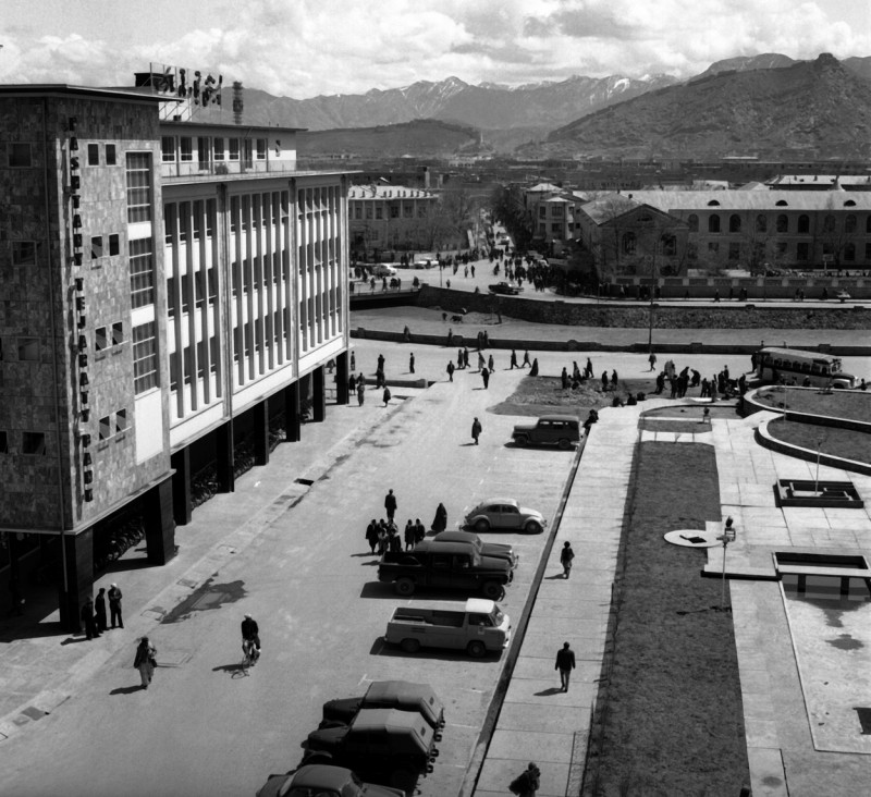 Stradă din Kabul în anii 1960. Foto alb-negru
