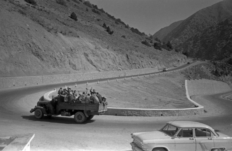 Mașină pe o stradă din Afganistan în anii 1960