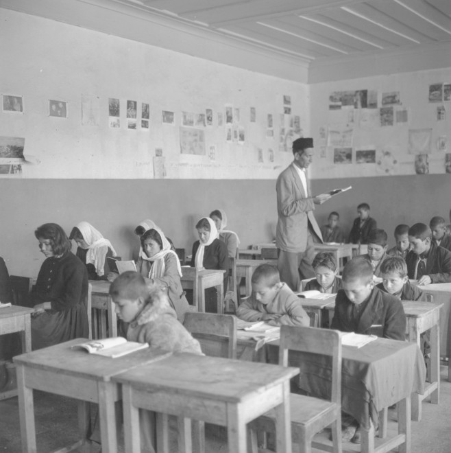 Copii în bănci, la o școală din Afganistan în anii 1960. Foto alb-negru