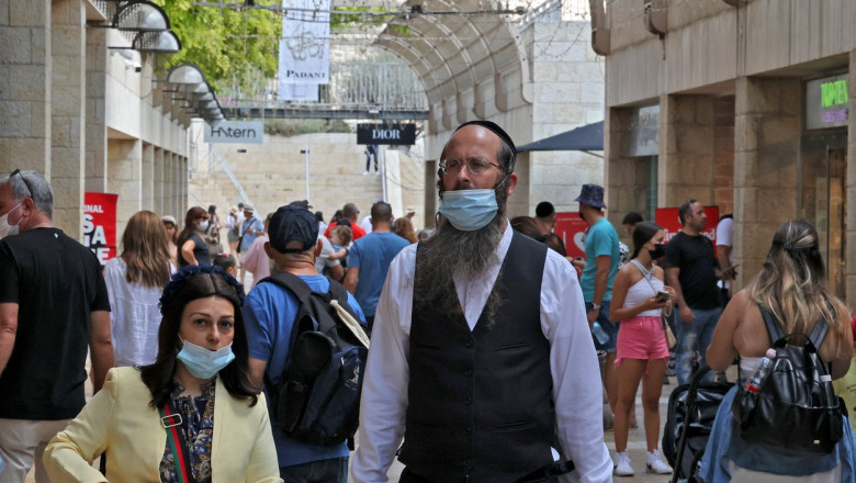 Trecători cu măști de protecție în Ierusalim