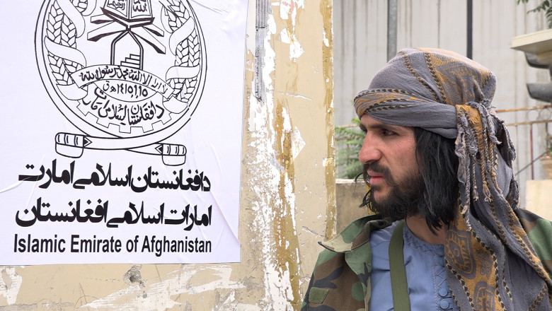 taliban care protejează clădirea în care liderii talibani țin prima conferință de presă
