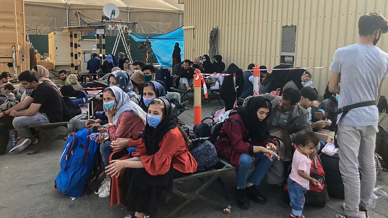 Mii de oameni așteaptă pe aeroportul din Kabul să fie evacuați.