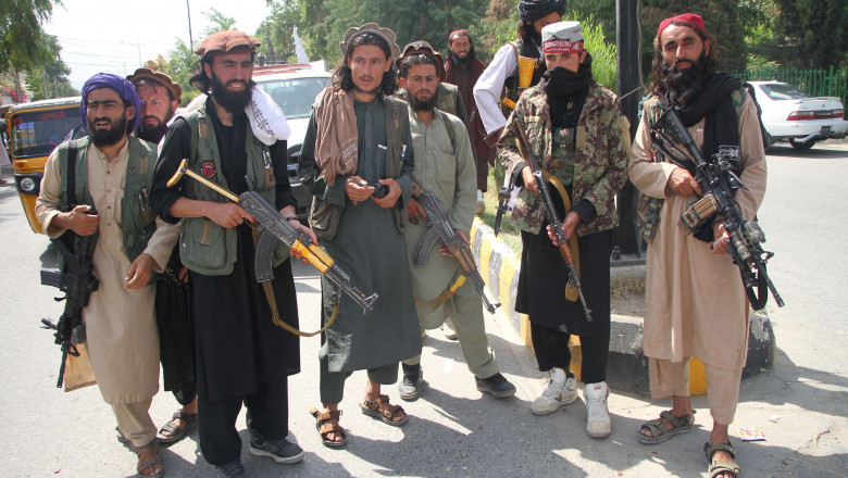 Talibani înarmați, pe străzile din Kabul