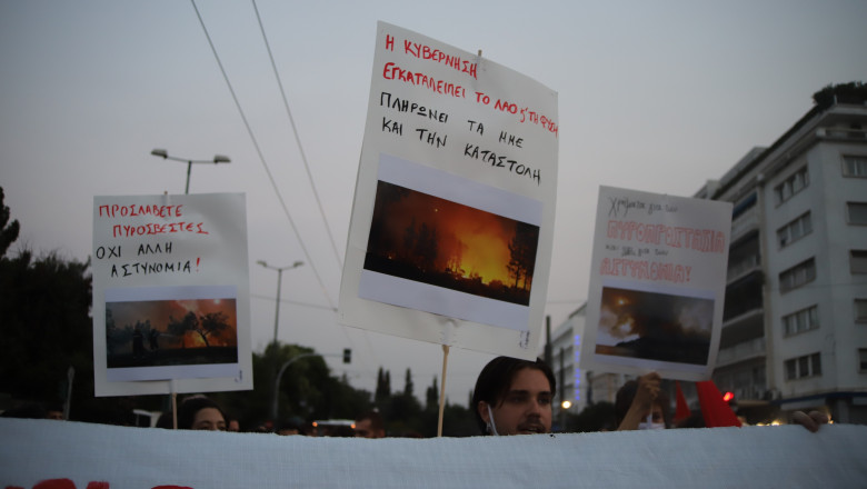 oamenii protesteaza la atena din cauza incendiilor